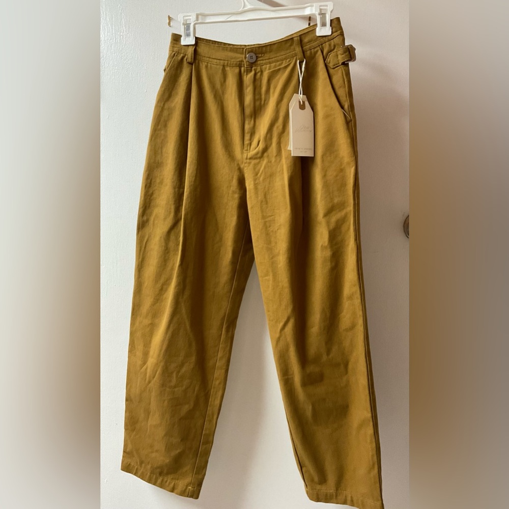 Pants. Pleated, cropped. Size M. Tan